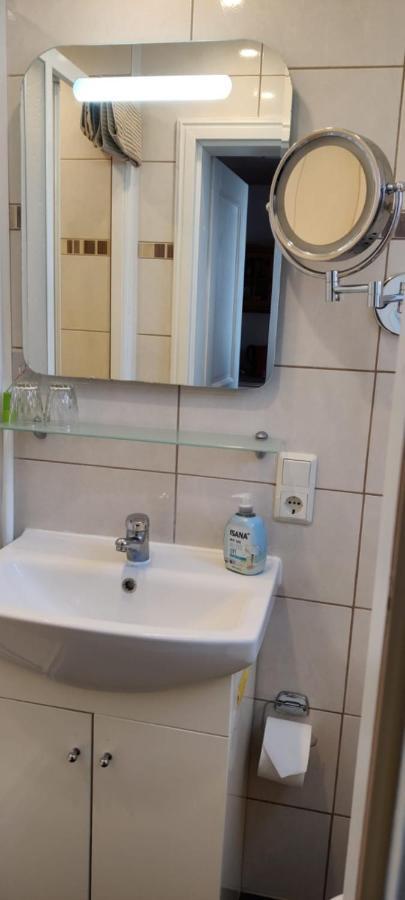 Ferienwohnung Im Rohrdachhaus Вустров Экстерьер фото